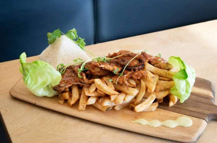 Un plat de gyros servi sur une planche en bois Lima Québec